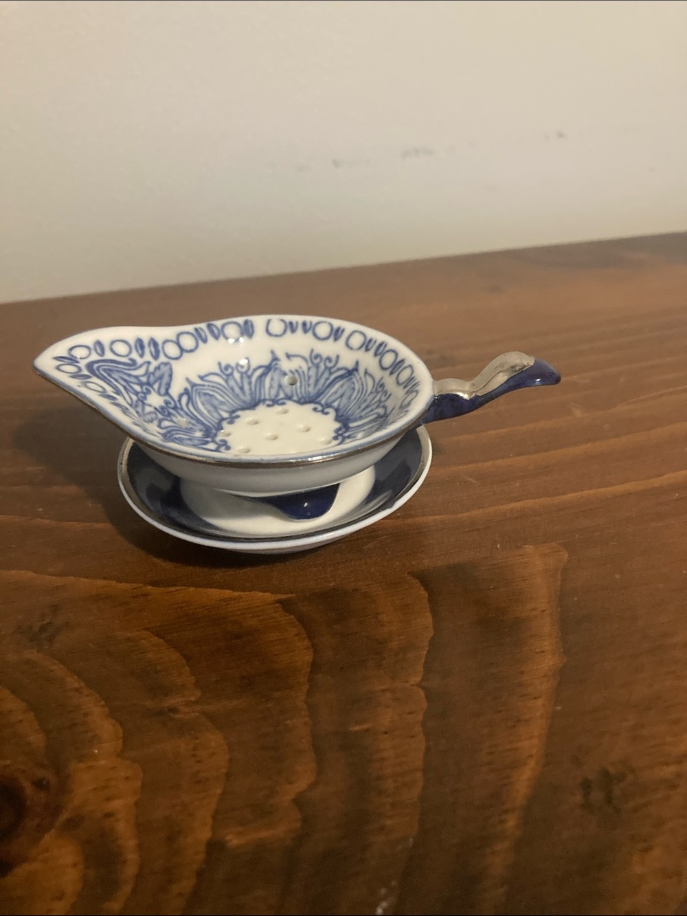 BOMBAY COMPANY BLUE & WHITE CERAMIC TEA STRAINER WITH BASE